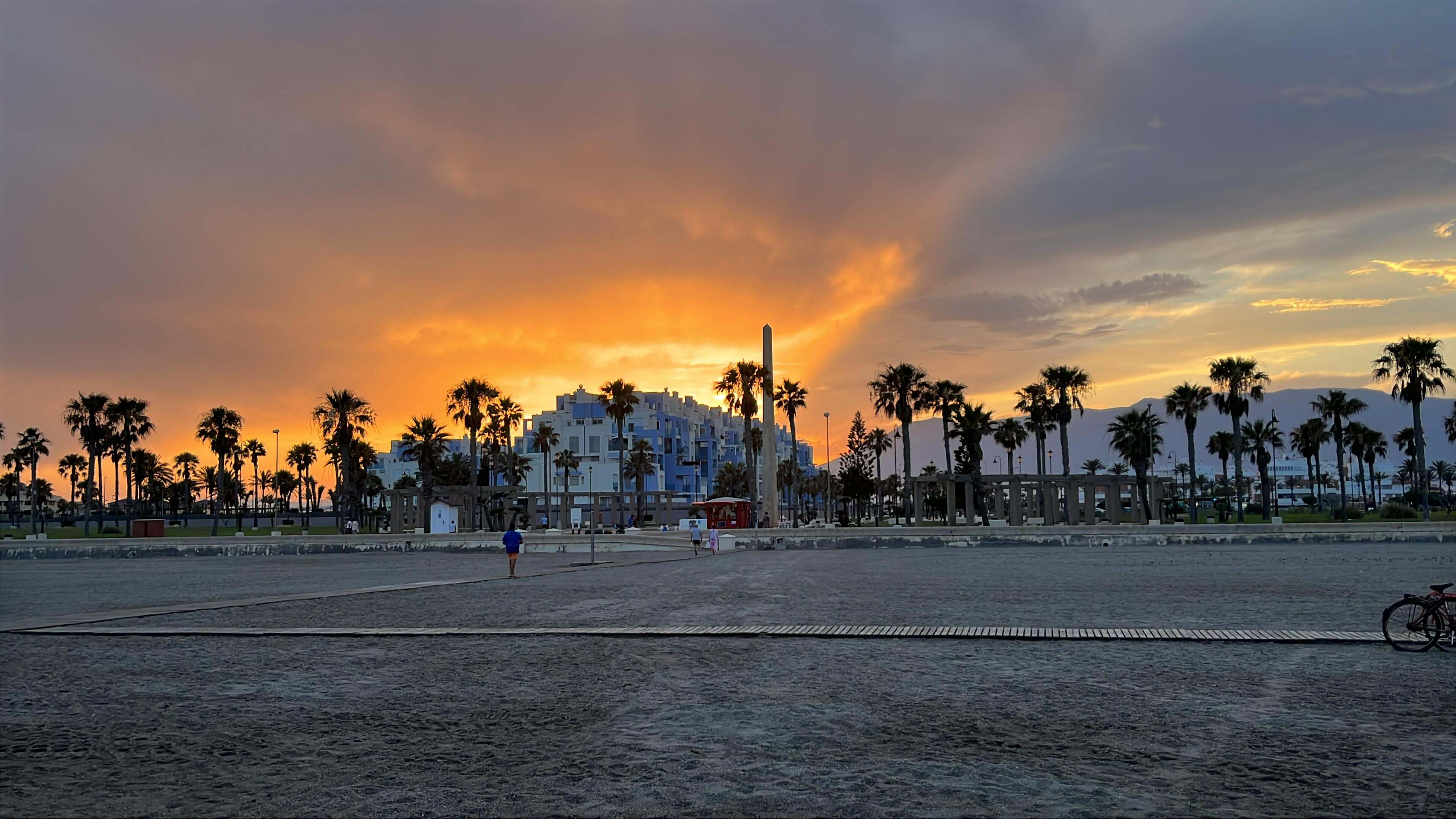 La magia de la Costa de Almería se refleja en cada atardecer. En Playa Serena, la luz del sol cae sobre las palmeras y las urbanizaciones modernas, creando un entorno único para quienes buscan calidad de vida junto al mar. Un escenario perfecto para disfrutar de la tranquilidad mediterránea y del estilo de vida que ofrece Roquetas de Mar. Atardecer mediterráneo en Playa Serena, Roquetas de Mar