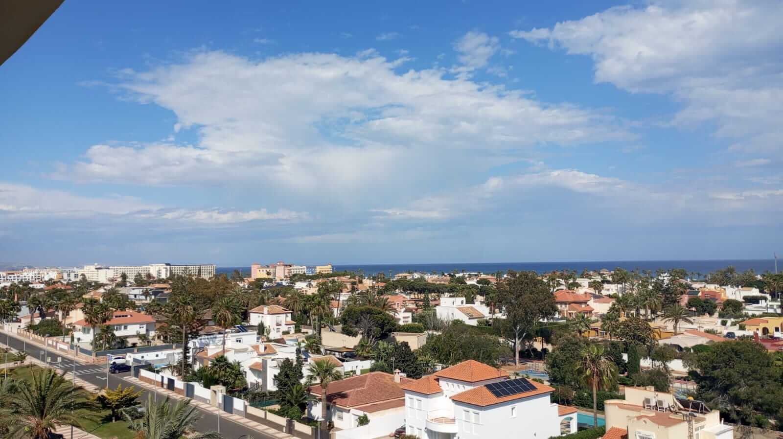 From above, the essence of Playa Serena comes to life: Mediterranean-style villas, urbanizations surrounded by palm trees, and the deep blue of the Mediterranean Sea as a backdrop. A privileged area in Roquetas de Mar that combines residential tranquility, quality services, and proximity to the beach. Panoramic Views of Playa Serena Towards the Sea