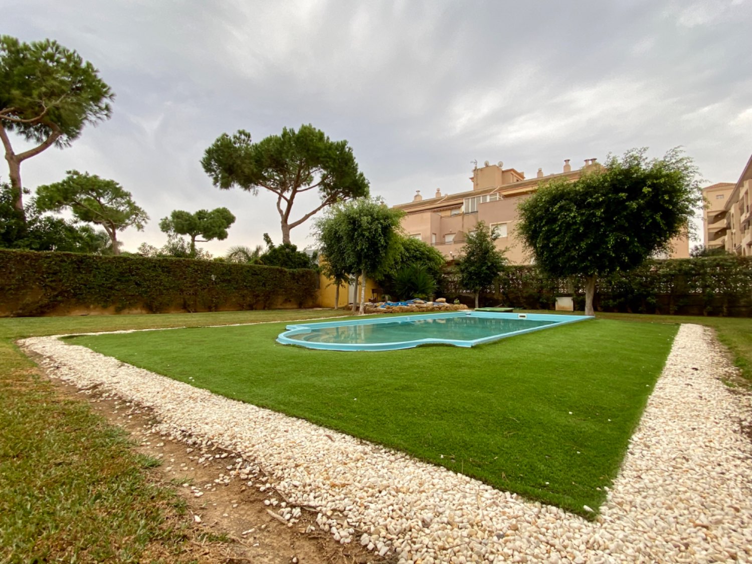 Exclusivo Chalet Independiente con Jardín, Piscina Privada y a Minutos de la Playa en Roquetas de Mar