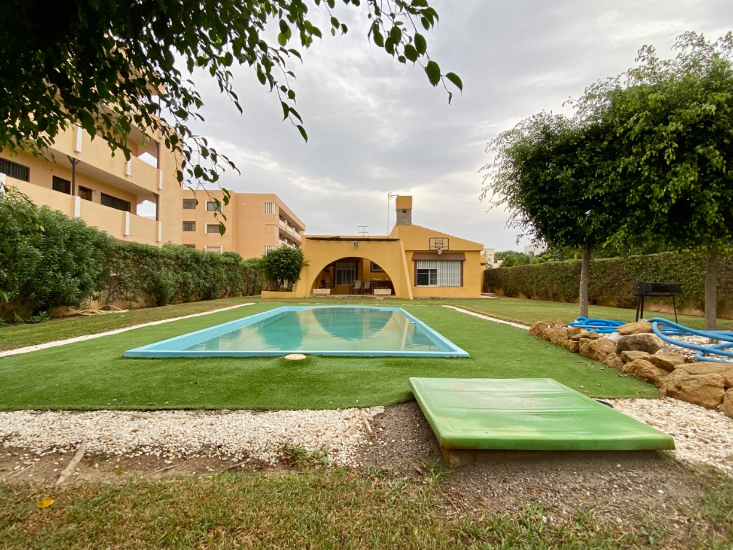 Exclusivo Chalet Independiente con Jardín, Piscina Privada y a Minutos de la Playa en Roquetas de Mar