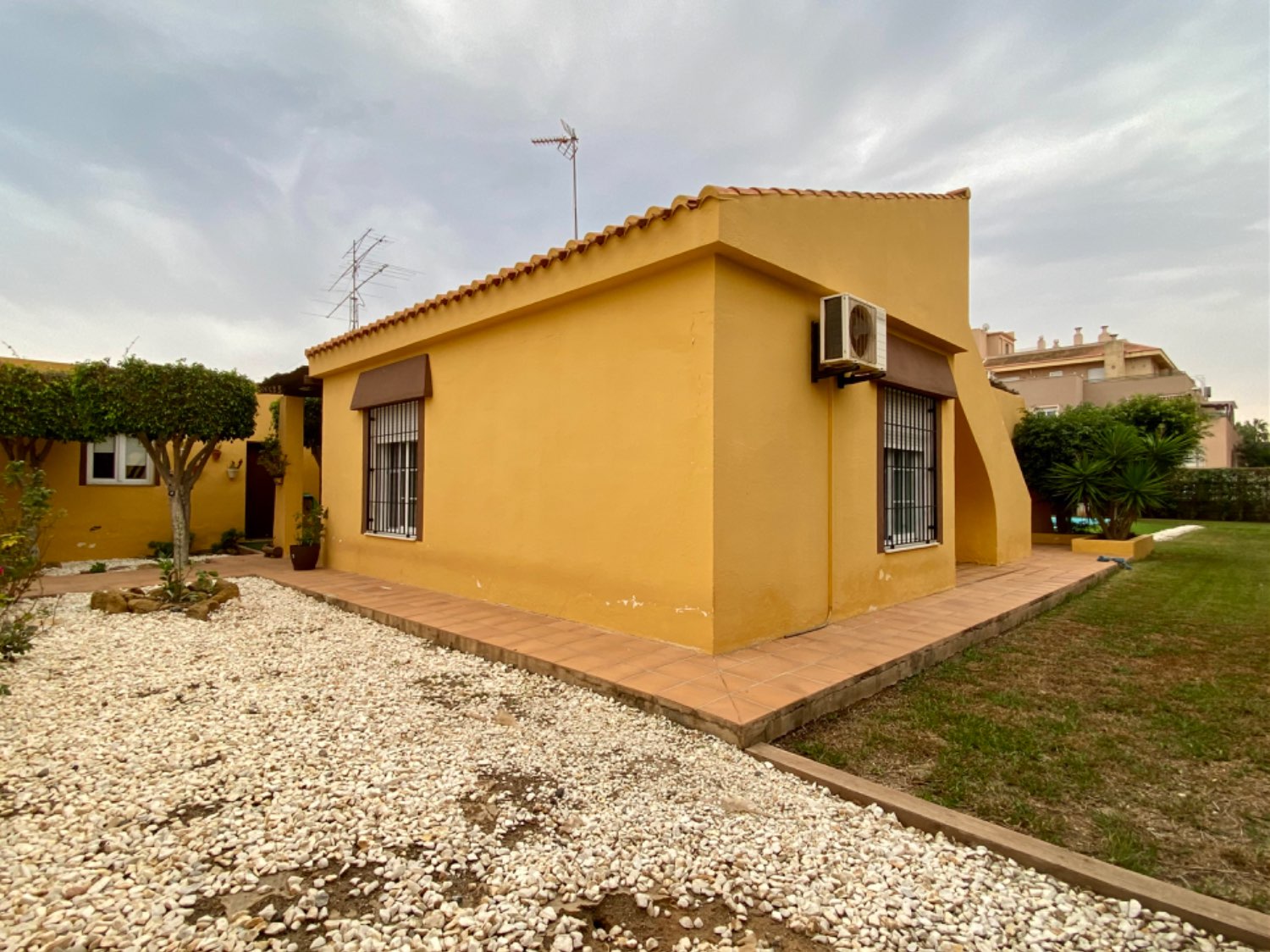 Exclusivo Chalet Independiente con Jardín, Piscina Privada y a Minutos de la Playa en Roquetas de Mar