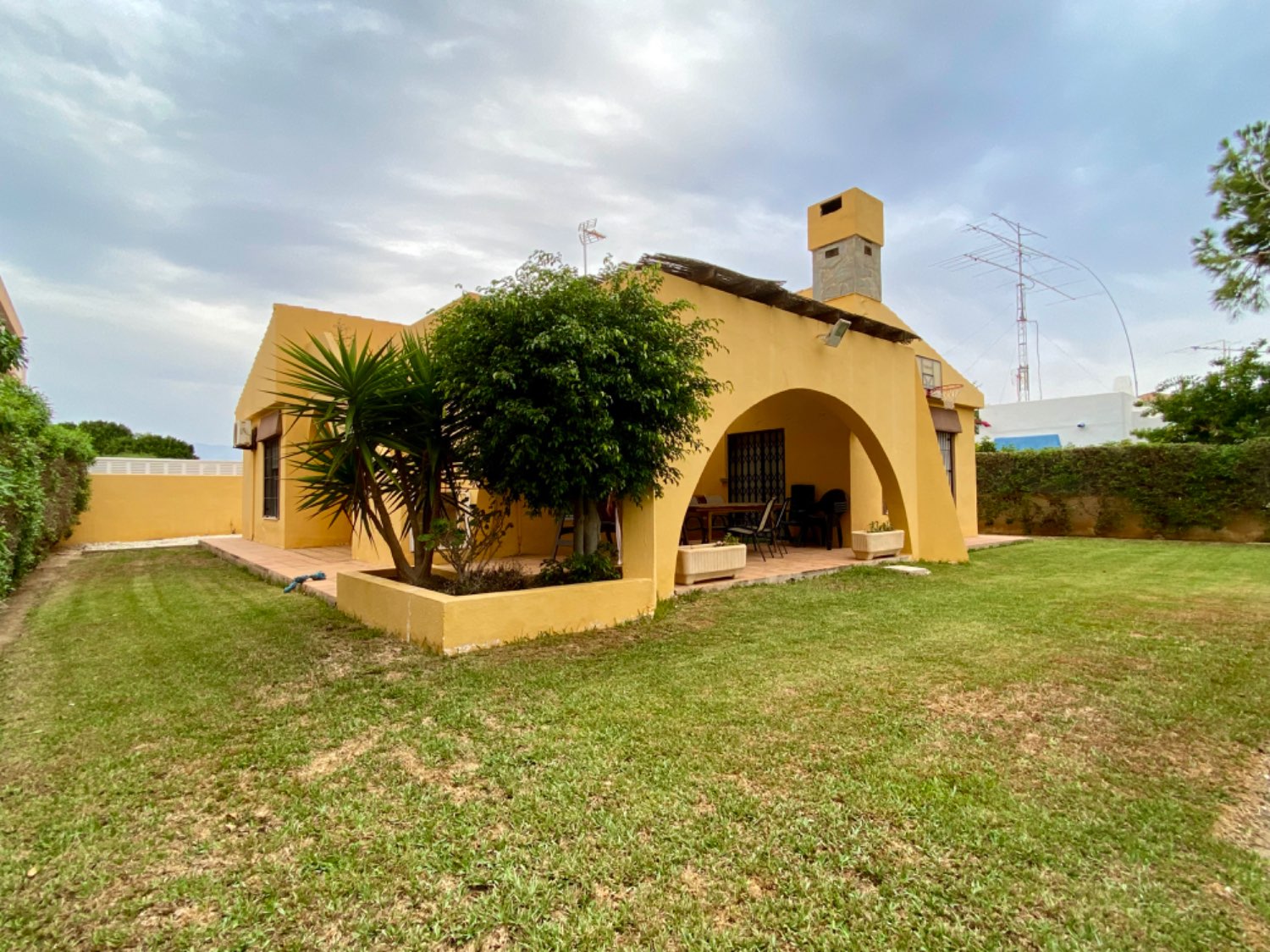 Exclusivo Chalet Independiente con Jardín, Piscina Privada y a Minutos de la Playa en Roquetas de Mar